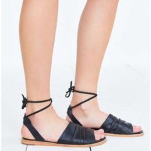 Urban Outfittera Fiel Natal Ruched Sandals